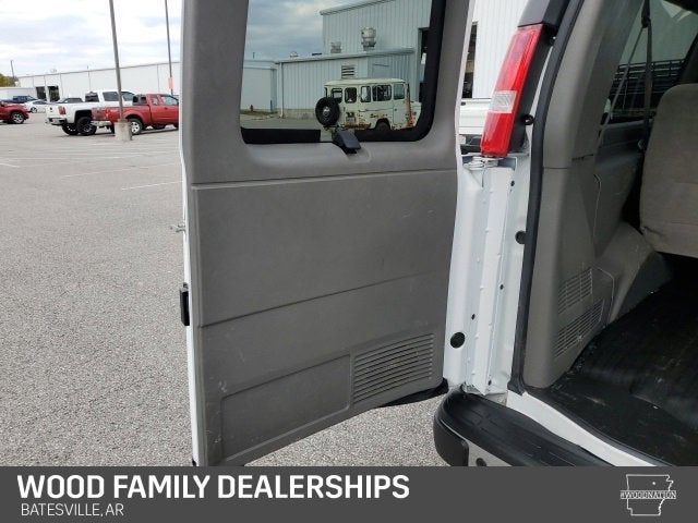 2024 Chevrolet Express Passenger 3500 1LT