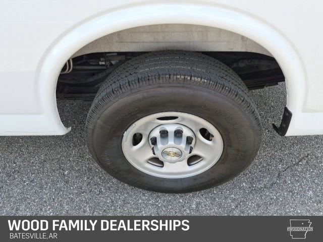 2025 Chevrolet Express Passenger 1LS