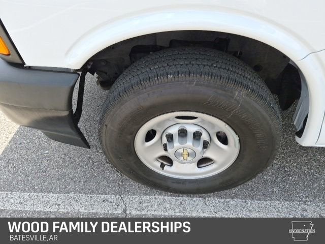 2025 Chevrolet Express Passenger 1LS