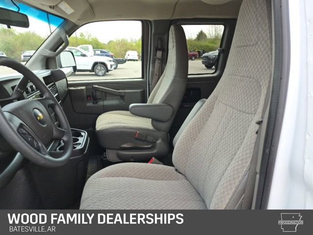 2025 Chevrolet Express Passenger 1LS