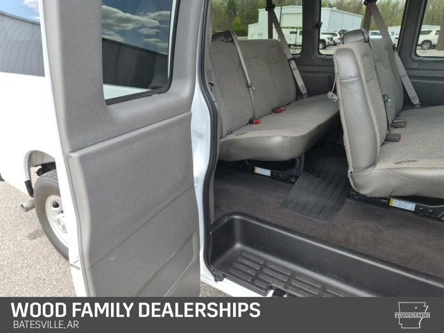 2025 Chevrolet Express Passenger 1LS