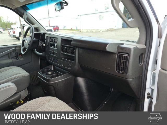 2025 Chevrolet Express Passenger 1LS