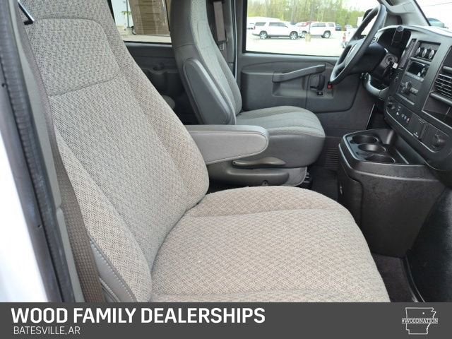 2025 Chevrolet Express Passenger 1LS