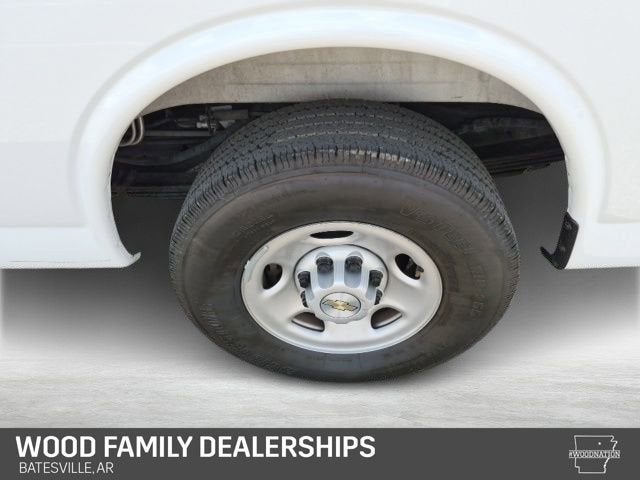 2025 Chevrolet Express Passenger 1LS