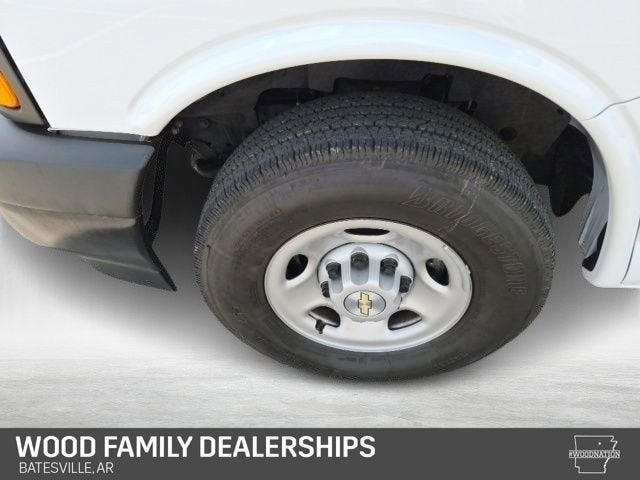 2025 Chevrolet Express Passenger 1LS