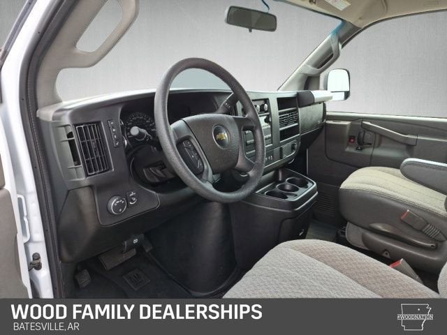 2025 Chevrolet Express Passenger 1LS