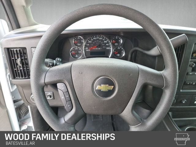 2025 Chevrolet Express Passenger 1LS