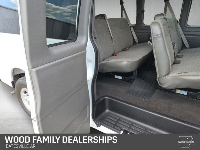 2025 Chevrolet Express Passenger 1LS