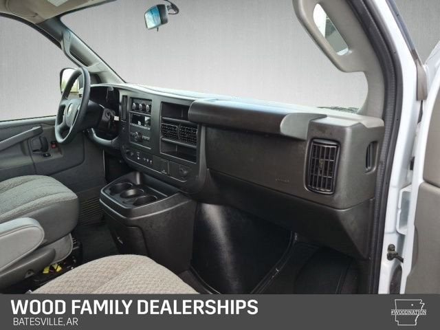 2025 Chevrolet Express Passenger 1LS