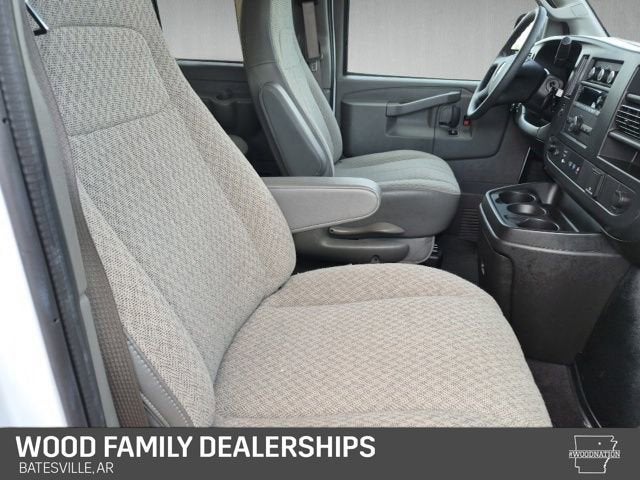 2025 Chevrolet Express Passenger 1LS