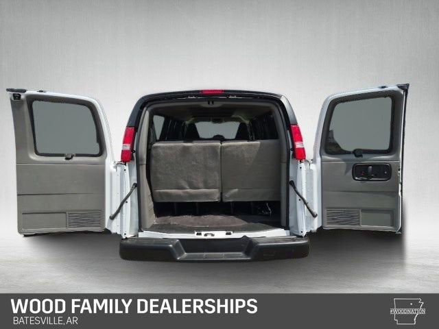 2025 Chevrolet Express Passenger 1LS