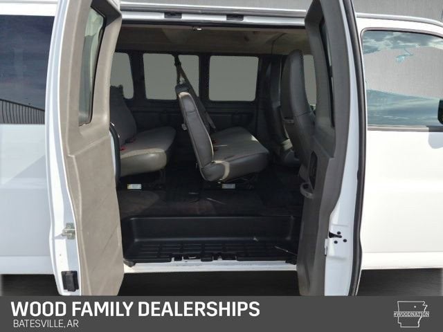 2025 Chevrolet Express Passenger 1LS