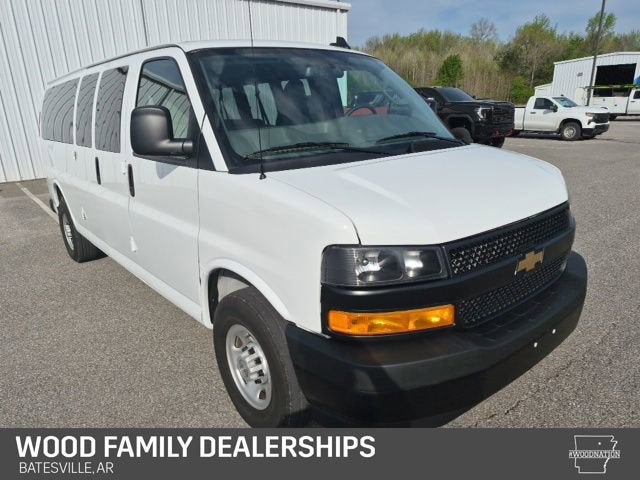 2025 Chevrolet Express Passenger 1LS