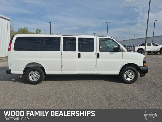 2025 Chevrolet Express Passenger 1LS