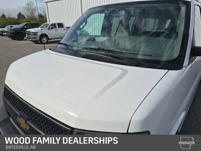 2025 Chevrolet Express Passenger 1LS