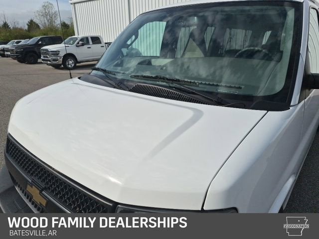 2025 Chevrolet Express Passenger 1LS