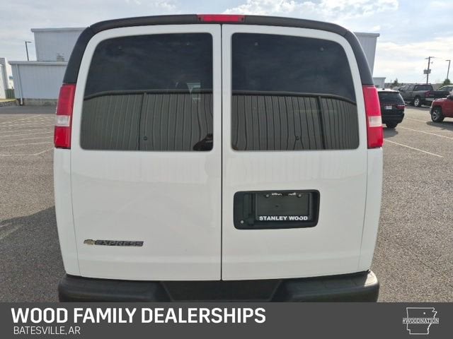 2025 Chevrolet Express Passenger 1LS