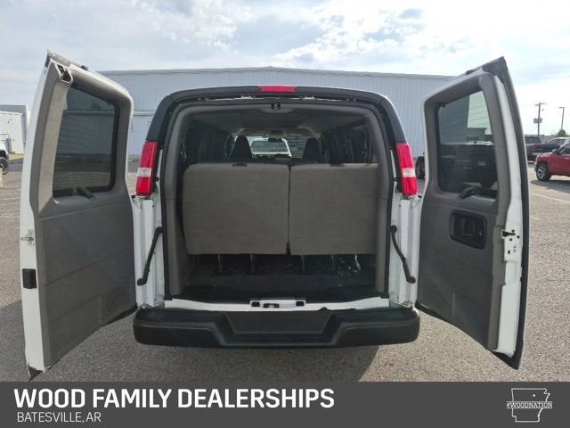 2025 Chevrolet Express Passenger 1LS