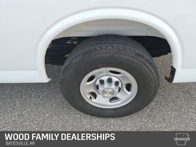 2025 Chevrolet Express Passenger 1LS