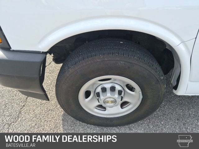 2025 Chevrolet Express Passenger 1LS