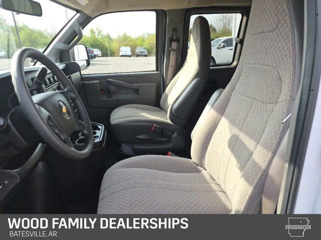 2025 Chevrolet Express Passenger 1LS