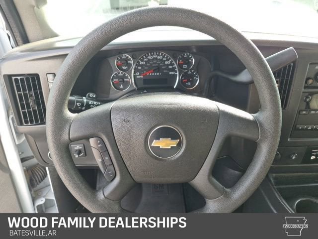 2025 Chevrolet Express Passenger 1LS