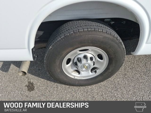 2025 Chevrolet Express Passenger 1LS