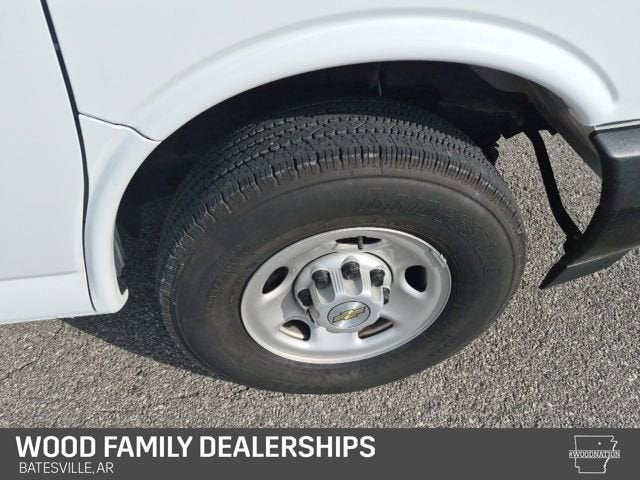 2025 Chevrolet Express Passenger 1LS