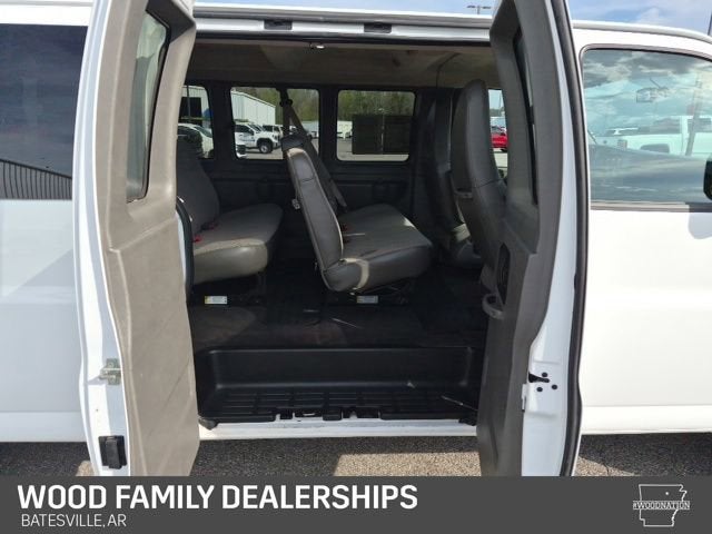 2025 Chevrolet Express Passenger 1LS