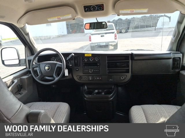 2025 Chevrolet Express Passenger 1LS