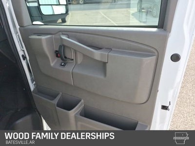 2025 Chevrolet Express Passenger 1LS