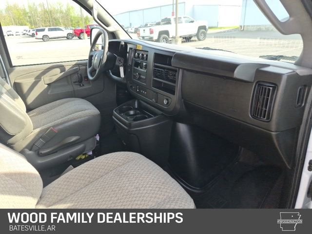 2025 Chevrolet Express Passenger 1LS