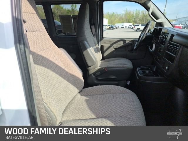 2025 Chevrolet Express Passenger 1LS