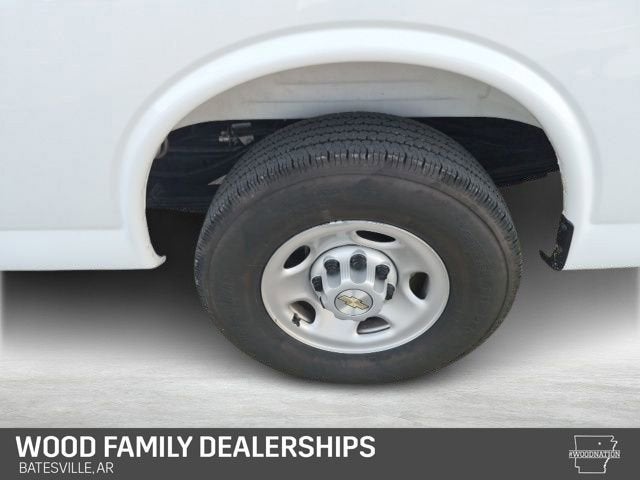 2025 Chevrolet Express Passenger 1LS