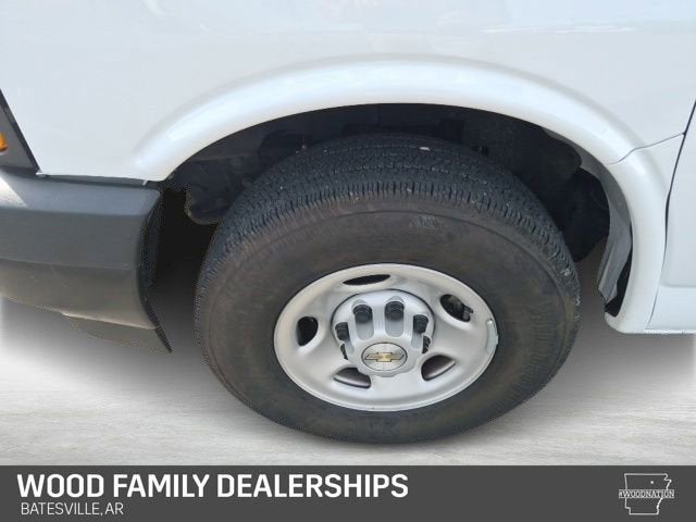 2025 Chevrolet Express Passenger 1LS