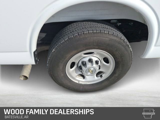 2025 Chevrolet Express Passenger 1LS