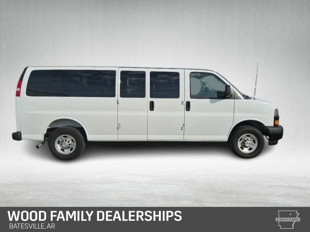 2025 Chevrolet Express Passenger 1LS