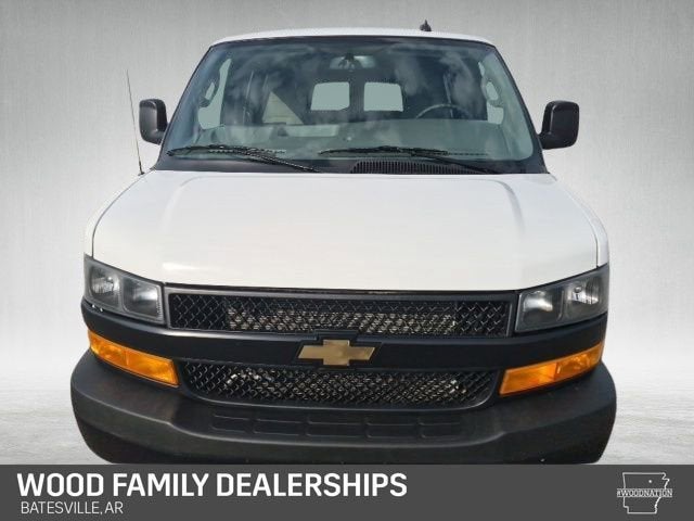 2025 Chevrolet Express Passenger 1LS