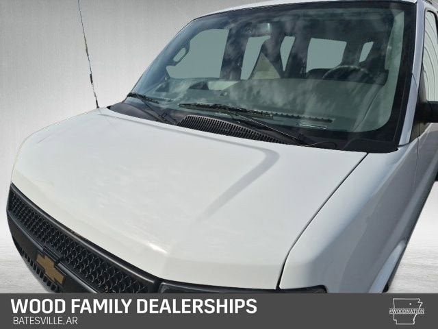 2025 Chevrolet Express Passenger 1LS