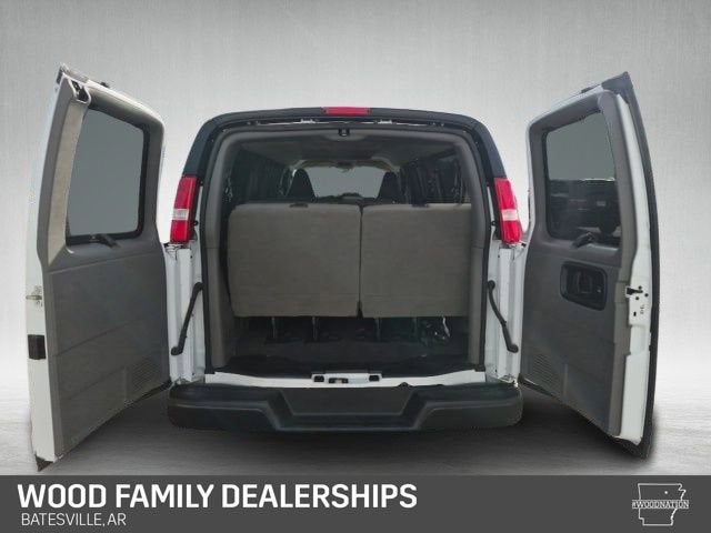 2025 Chevrolet Express Passenger 1LS