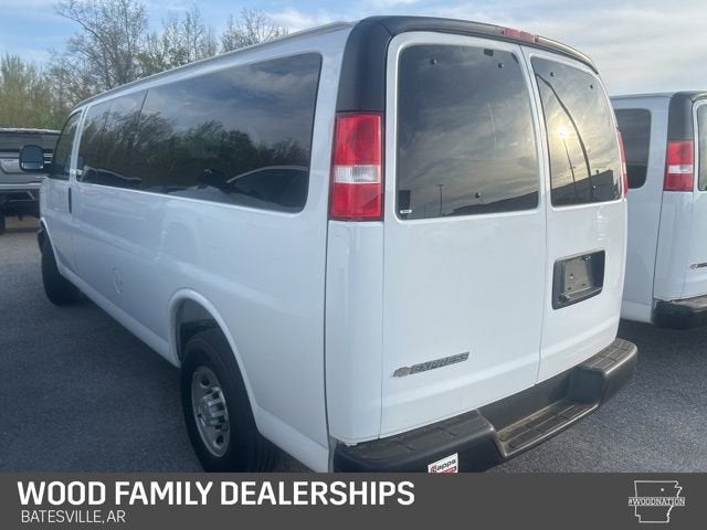 2025 Chevrolet Express Passenger 1LS