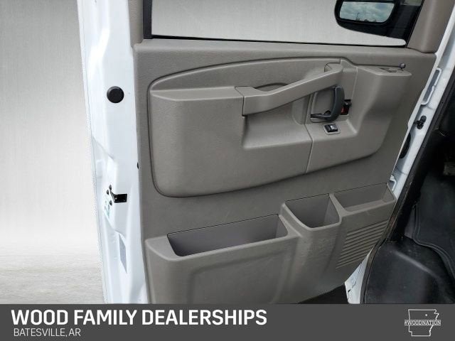 2024 Chevrolet Express Passenger 3500 1LT