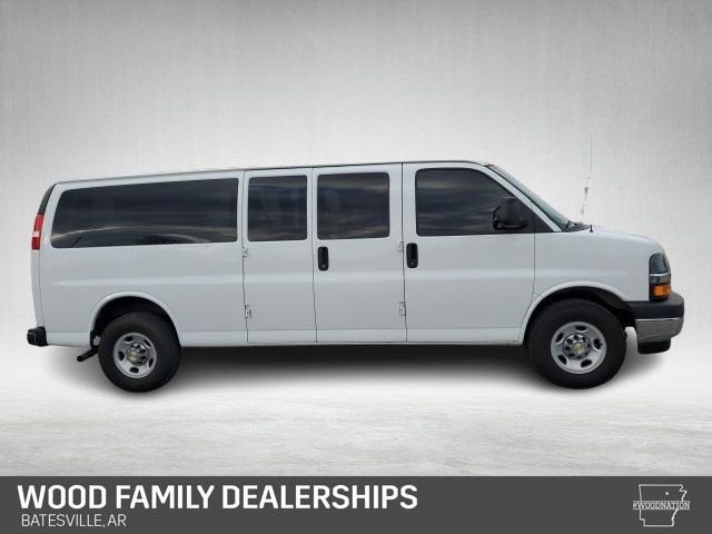 2024 Chevrolet Express Passenger 3500 1LT