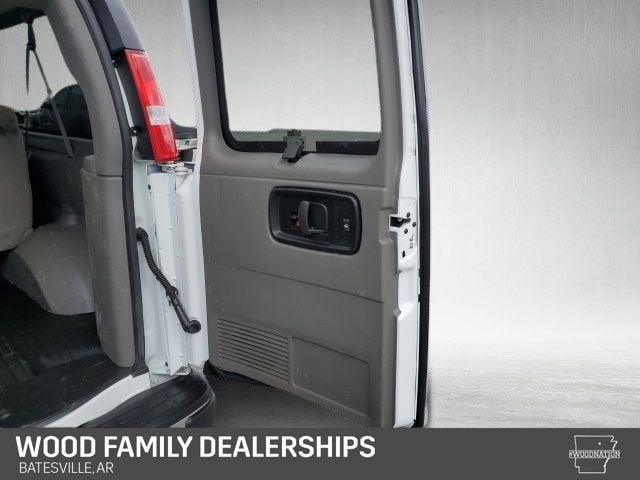 2024 Chevrolet Express Passenger 3500 1LT