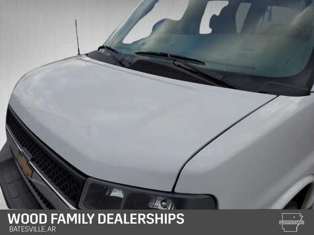 2024 Chevrolet Express Passenger 3500 1LT