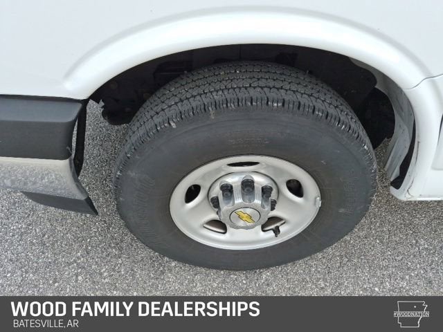 2025 Chevrolet Express Passenger 1LT