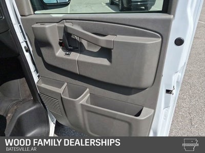 2025 Chevrolet Express Passenger 1LT