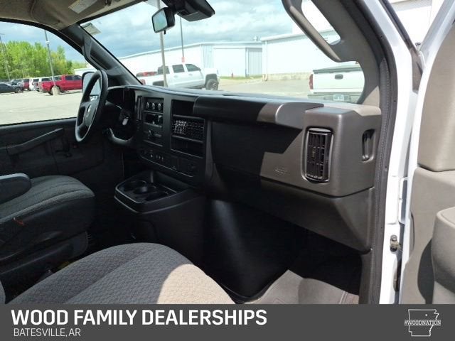 2025 Chevrolet Express Passenger 1LT