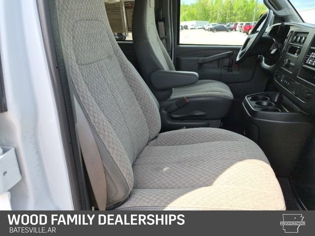 2025 Chevrolet Express Passenger 1LT