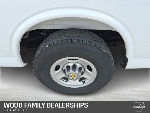 2025 Chevrolet Express Passenger 1LT